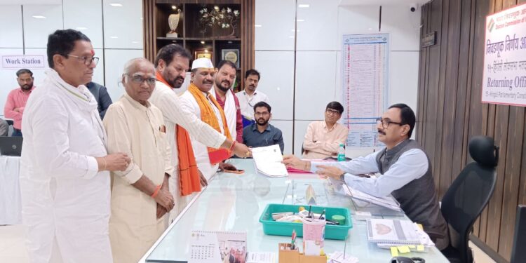 शक्ती प्रदर्शन करीत अष्टीकर यांचा उमेदवारी अर्ज दाखल