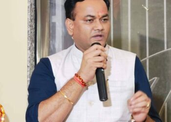 पक्षाचा राजीनामा, उमेदवारी कायम !