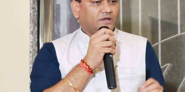 पक्षाचा राजीनामा, उमेदवारी कायम !
