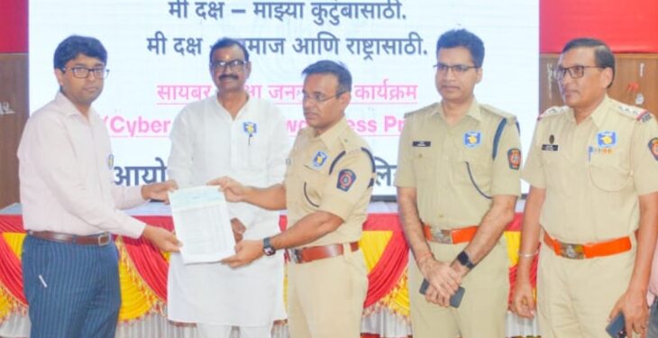 पोलीस दलाकडून पूरग्रस्तांसाठी 23 लाख 81 हजाराची मदत
