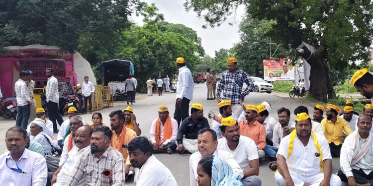 पालकमंत्र्यांच्या दुर्लक्षामुळे उपोषणकर्ते संतप्त !